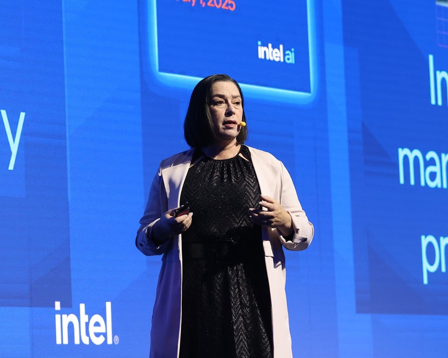 ▲ 린 콤프(Lynn Comp) 인텔 AI CoE(Center of Excellence) 세일즈 글로벌 총괄이  주제로 발표하고 있다.ⓒ인텔코리아