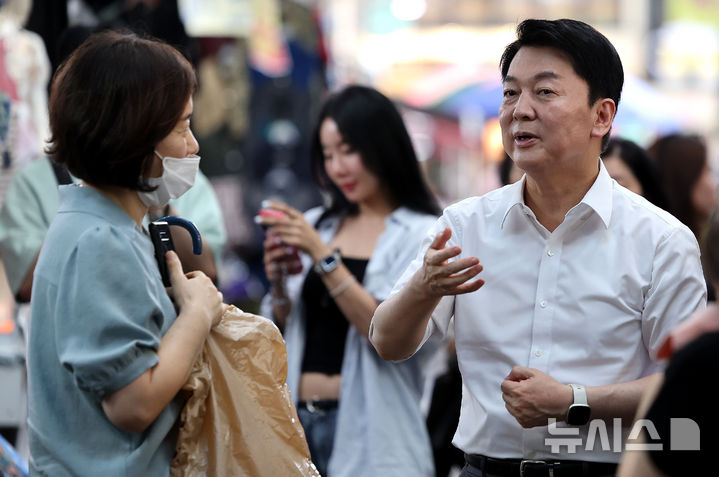 ▲ 안철수 국민의힘 의원이 6월 18일 대구 중구 서문시장을 찾아 시민과 대화하고 있다. ⓒ뉴시스