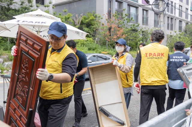 ▲ 현대산업개발 직원들이 지난달 30일 서울시 서초구에서 독거노인 주거 환경 건축 봉사활동을 하고 있다.ⓒHDC현댄산업개발
