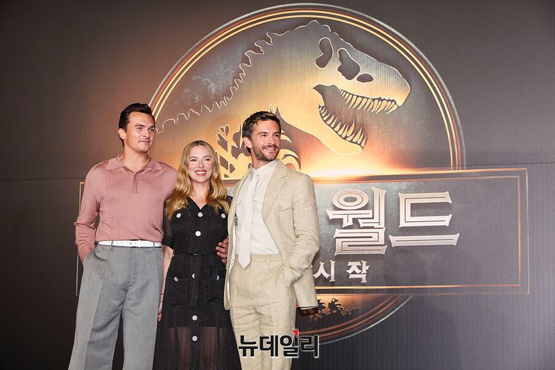 ▲ 할리우드 배우 스칼렛 요한슨과 조나단 베일리, 루퍼트 프렌드가 1일 오후 서울 종로구 포시즌스 호텔에서 열린 영화 '쥬라기 월드 : 새로운 시작' 내한 기자간담회에서 포즈를 취하고 있다. ⓒ서성진 기자
