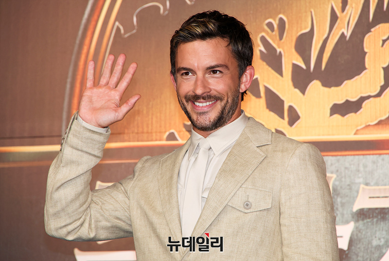 ▲ 할리우드 배우 조나단 베일리가 1일 오후 서울 종로구 포시즌스 호텔에서 열린 영화 '쥬라기 월드 : 새로운 시작' 내한 기자간담회에서 포즈를 취하고 있다. ⓒ서성진 기자