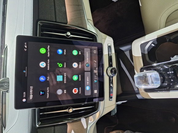 ▲ 볼보 S90 내 네이버 웨일 브라우저가 실행된 모습 ⓒ홍승빈 기자