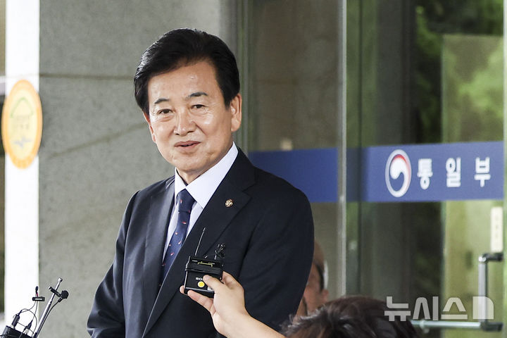 ▲ 정동영 통일부장관 후보자가 24일 서울 종로구 통일부 남북관계관리단에 마련된 인사청문회 준비 사무실로 출근하며 취재진의 질문에 답하고 있다. ⓒ뉴시스