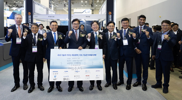 ▲ (왼쪽 3번째부터) 정연인 두산에너빌리티 부회장, 우원식 국회의장, 김형근 한국풍력산업협회 회장, 앙병내 산업통상자원부 무역위원회 상임위원 등 주요 인사들이 2일 부산 벡스코에서 개막한 ‘2025 해상풍력 공급망 컨퍼런스 전시회’에서 기념촬영을 하고 있다. ⓒ두산에너빌리티