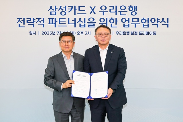 ▲ 지난 1일 우리은행 본점에서 열린 업무협약식에서 정진완 우리은행장(오른쪽)과 김이태 삼성카드 대표이사 사장이 기념사진을 촬영하고 있다.ⓒ삼성카드