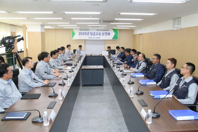▲ 지난 5월 20일 올해 임금협상 상견례를 진행하고 있는 HD현대중공업 노사. ⓒ뉴시스