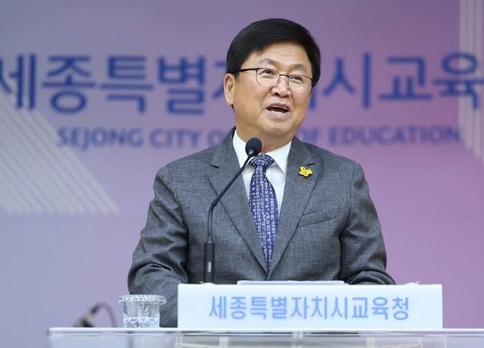 ▲ 최교진 세종교육감이 2일 청사 대강당에서 본청과 직속기관 직원들을 대상으로 '7월 소통·공감의 날' 행사 및 세종교육 4기 3주년을 기념 행사에서 인사말을 하고 있다.ⓒ세종교육청