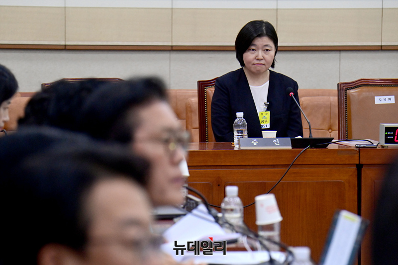 ▲ 임은정 대구지검 부장검사가 지난해 8월 14일 오후 국회 법제사법위원회에서 열린 김영철 서울북부지검 차장검사 '탄핵소추사건 조사' 관련 청문회에서 의원들의 질의를 듣고 있다. ⓒ이종현 기자