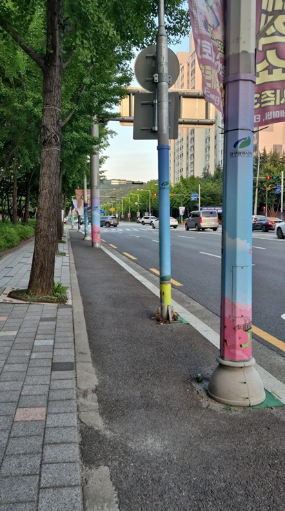 ▲ 대구 북구청(청장 배광식)은 불법광고물로 인한 도시 미관 훼손과 보행자 안전 저해를 막기 위해 북구8경을 활용한 불법광고물 부착방지 시트 설치 사업을 완료했다.ⓒ북구청