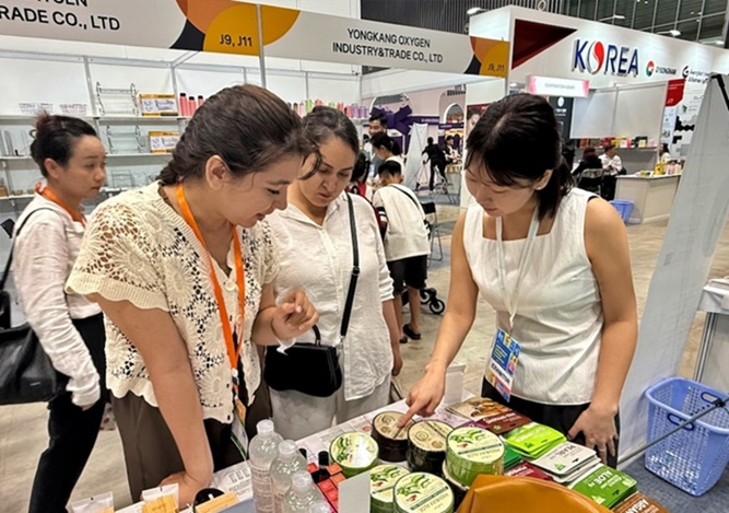 ▲ '2025 베트남 국제 프리미엄 소비재전'에 참가한 한국외대 GTEP사업단의 김도원(GBT학부) 학생(오른쪽 첫 번째)이 바이어들과 상담을 진행하고 있다.ⓒ한국외대