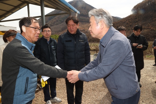 ▲ 강호동(오른쪽) 농협중앙회장이 산불 피해 농업인의 손을 잡고 위로하고 있다.ⓒ농협중앙회
