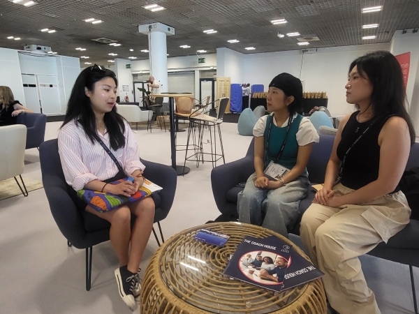 ▲ 왼쪽부터 칸라이언즈 조직위윈회 마케팅 전략(Marketing Strategy) 팀 김민채 씨와 드림 라이언즈 그랑프리 수상자 김현지, 신하은 학생이 만나 이야기를 나누고 있다. ⓒ칸라이언즈코리아