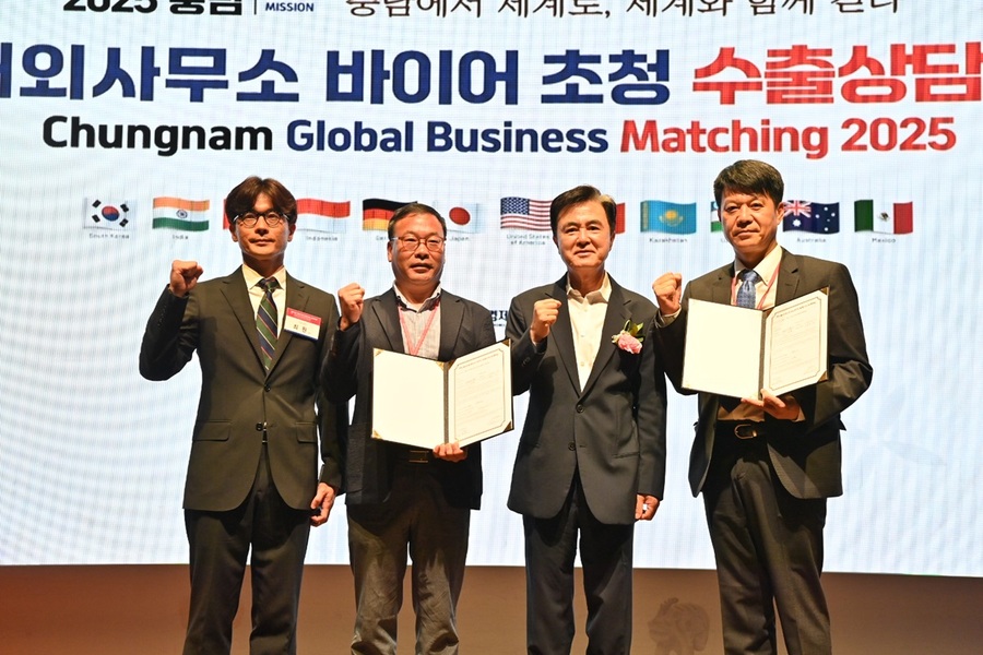 ▲ 천안 소노벨에서 열린‘2025 해외사무소 바이어 초청 수출상담회’에서 김태흠 충남도지사가 기업들과 협약을 하고 있다.ⓒ충남도