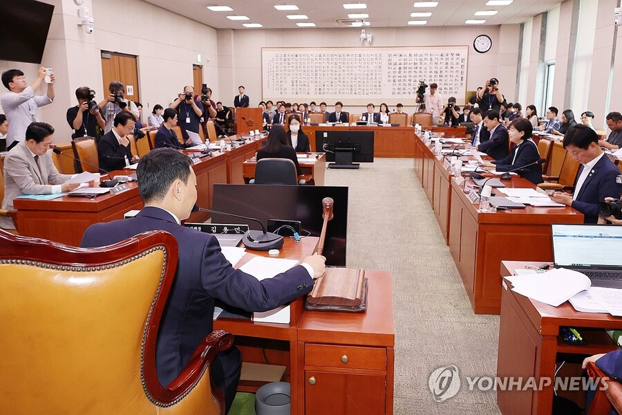 ▲ 2일 국회 법제사법위원회 법안심사제1소위원회에서 더불어민주당 소속 김용민 소위원장이 상법 일부개정법률안 등 안건을 상정하며 의사봉을 두드리고 있다.ⓒ연합뉴스