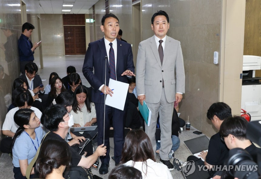 ▲ 국회 법제사법위원회 여야 간사인 더불어민주당 김용민 의원(왼쪽)과 국민의힘 장동혁 의원이 2일 서울 여의도 국회에서 상법개정안 처리에 합의한 뒤 취재진에게 합의 내용을 설명하고 있다ⓒ연합뉴스
