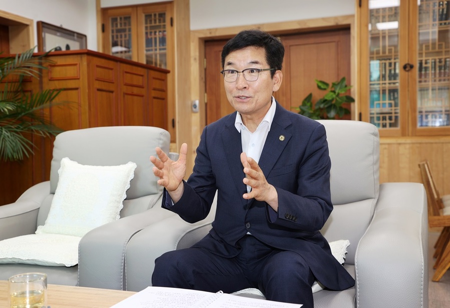 ▲ 윤건영 충북도교육감이 2일 오전 교육감실에서 뉴데일리와 인터뷰를 하고 있다.ⓒ충북도교육청