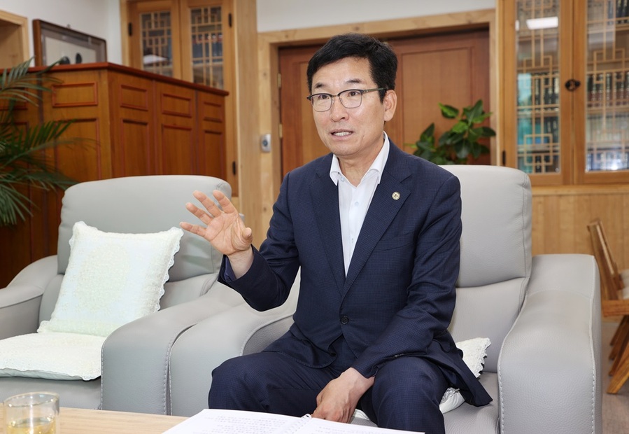 ▲ 윤건영 충북도교육감이 취임 3주년을 맞아 2일 교육감실에서 그동안의 성과와 과제를 설명하고 있다.ⓒ충북도교육청