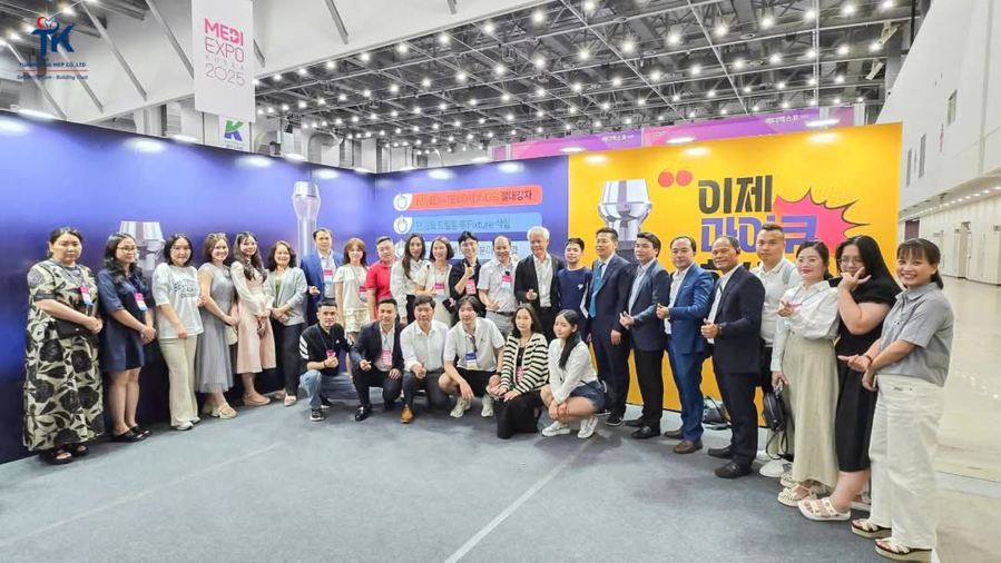 ▲ 2025대구시 치과기공사회 국제학술대회에 참석한 100여명의 해외치과 의사 및 병원관계자와 기념촬영 장면.ⓒ엑스코