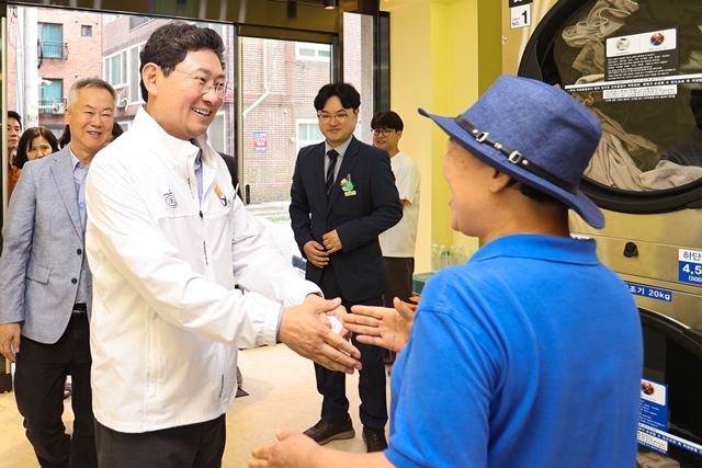 ▲ 이상일 용인시장이 2일 개소한 '시니어빨래방' 2호점의 시설을 둘러보면서 사업에 참여한 어르신과 의견을 나누고 있다. ⓒ용인시 제공