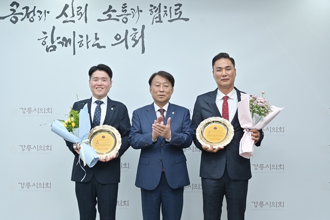 ▲ 강릉시의회 권순민 의원과 홍정완 의원이 2일 '2025 혁신리더 대상'에서 '의정발전공헌 대상' 부문을 수상했다.ⓒ강릉시의회