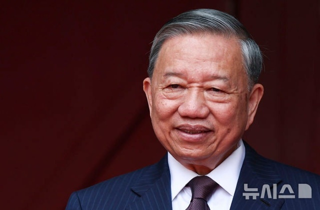 ▲ 또럼 베트남 공산당 서기장이 베트남 하노이에서 에마뉘엘 마크롱 프랑스 대통령과 오찬하고 있다. 250526 AP/뉴시스. ⓒ뉴시스