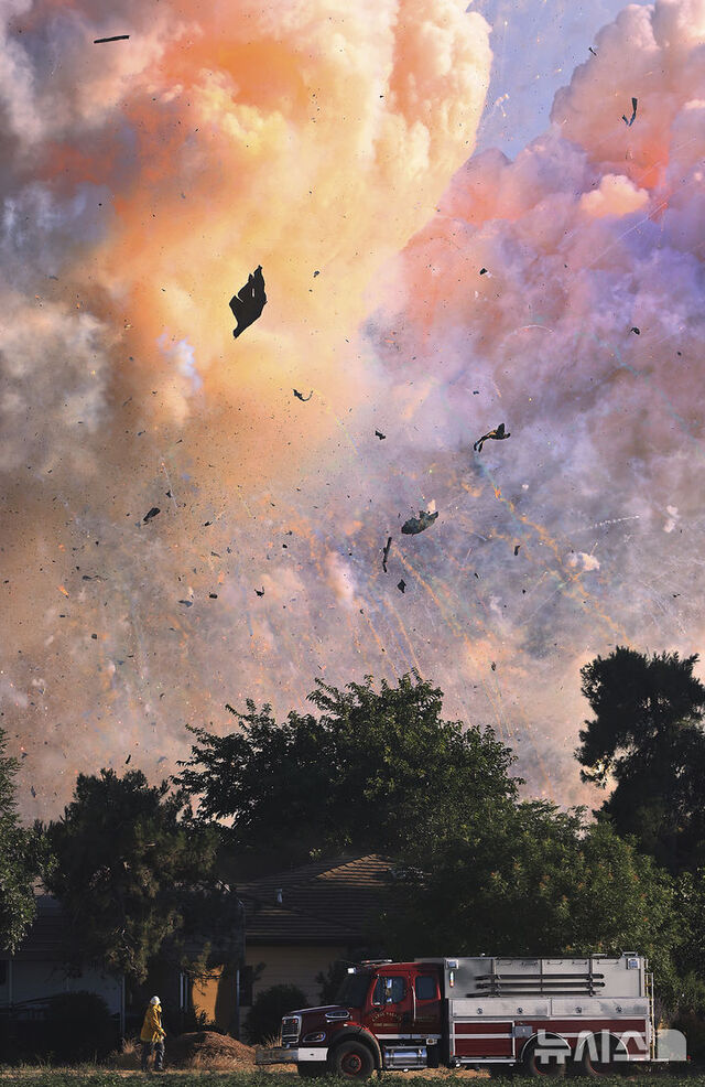 ▲ 지난 1일(현지시각) 미국 캘리포니아주 에스파르토 인근의 한 폭죽 창고에서 발생한 폭발로 인해 창고에 보관돼 있던 폭죽이 터지고 있다. 출처=APⓒ뉴시스