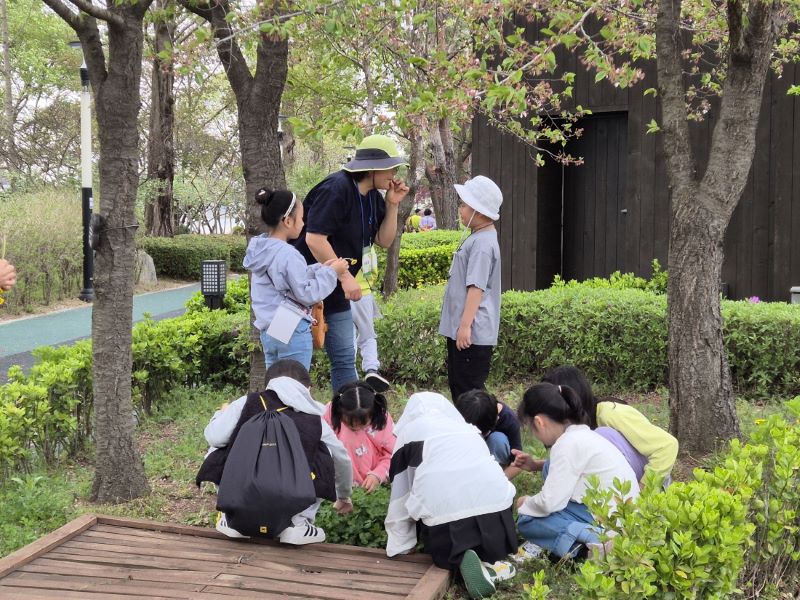 ▲ 아산시가 운영한 신정호 정원문화체험 프로그램에 어린이들이 참여하고 있는 모습.ⓒ아산시