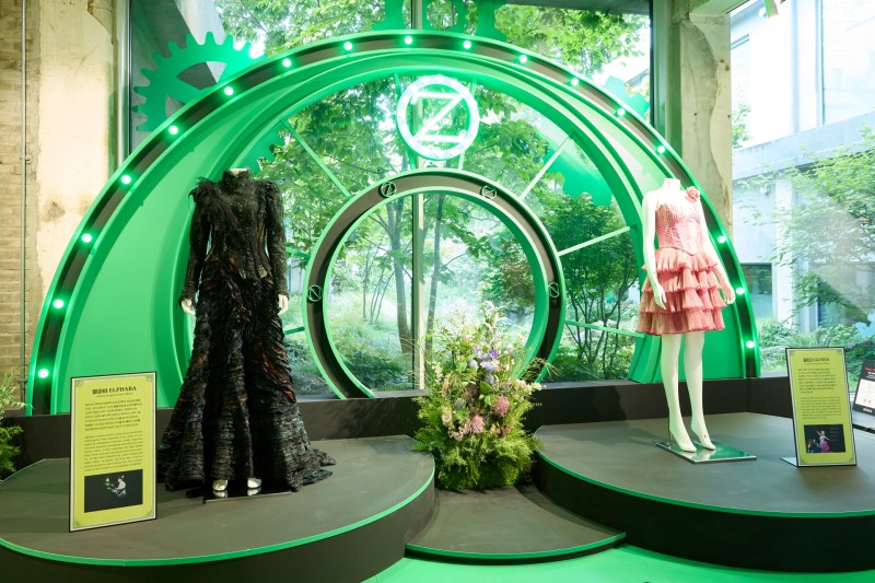 ▲ 오즈모폴리탄 존. 토니상, 드라마데스크상 등 유수의 어워드에서 의상 디자인상을 받은 '위키드'의 실제 공연 의상이 전시돼 있다.ⓒ에스앤코