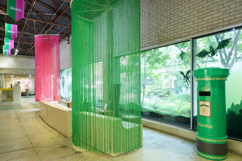 ▲ 에메랄드 가든 존. 아모레성수의 중앙정원을 배경으로 계절감과 전경을 즐길 수 있는 윈도우 포토존.ⓒ에스앤코