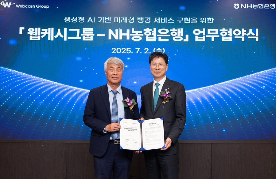 ▲ 지난 2일 농협은행 본사에서 강태영(오른쪽) 농협은행장과 석창규 웹케시그룹 회장이 ‘생성형AI 기반 미래형 뱅킹서비스 구현’을 위한 업무협약을 체결했다. ⓒNH농협은행