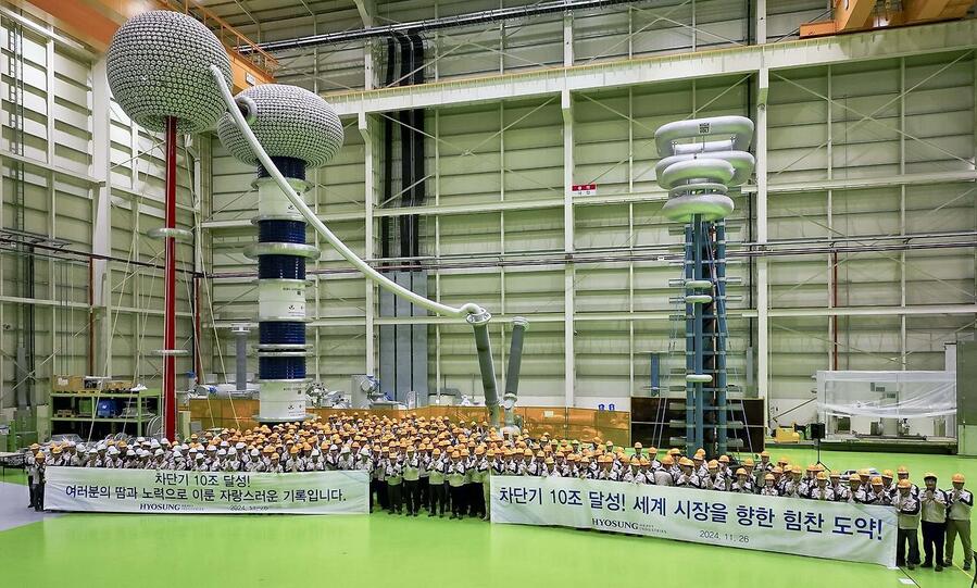 ▲ 효성중공업은 지난해 10월 차단기 누적생산 10조원 돌파 기념식을 열었다. ⓒ효성중공업