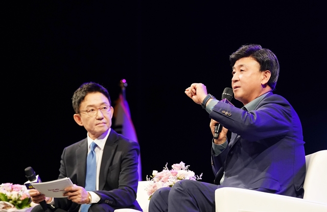 ▲ 방세환 광주시장이 민선 8기 출범 3주년 기념행사에서 시민들과 소통을 하고 있다. ⓒ광주시 제공