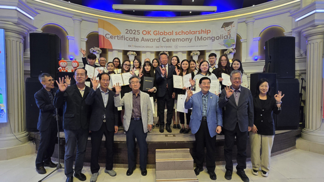 ▲ 몽골 울란바토르에 위치한 몽골 국립대학교에서 열린 ‘2025 OK글로벌 장학생 증서 수여식’에서 최윤 OK금융그룹 회장(가운데)을 비롯한 장학재단 임원진들과 장학생들이 기념촬영을 하고 있는 모습ⓒOK금융그룹