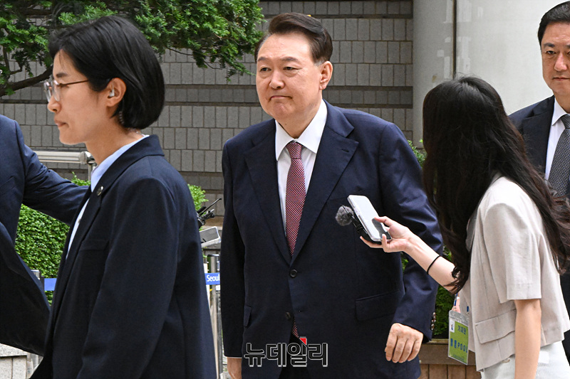 ▲ 윤석열 전 대통령이 3일 오전 서울 서초구 서울중앙지방법원에서 열린 내란 우두머리 혐의·직권남용 권리행사 방해 혐의 사건 9차 공판에 출석하고 있다. (사진=공동취재단)