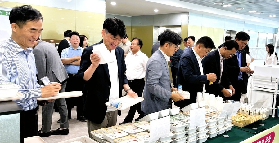 ▲ 충북농협 임직원들이 구내식당에서 아침 식사를 위해 쌀국수 등 쌀 가공식품으로 구성된 간편식을 고르고 있다. ⓒ충북농협