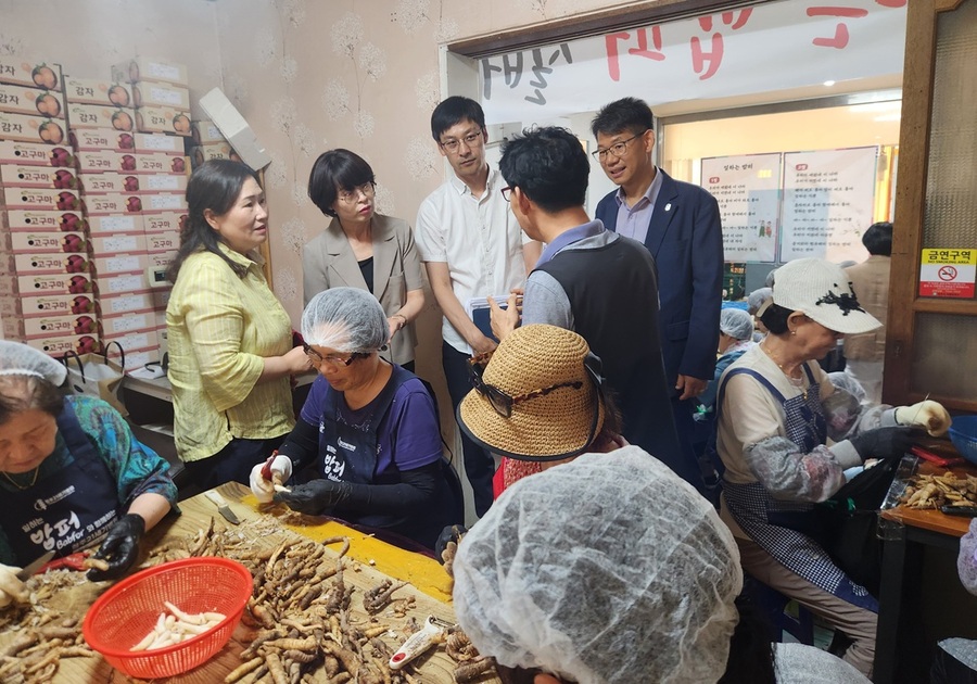 ▲ 전북도가 ‘일하는 밥퍼’ 사업을 벤치마킹하기 위해 3일 충북도청을 찾아 실제 운영 중인 작업장을 함께 방문해 어르신들의 작업 모습을 관찰하고 직접 대화하는 시간을 갖고 있다. ⓒ충북도
