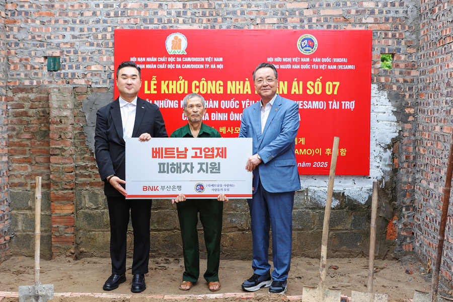 ▲ BNK부산은행은 최근 베트남 하노이에서 고엽제 피해 가정을 돕기 위해 '베트남을 사랑하는 사람들의 모임'에 지원금 미화 1만 달러를 전달했다고 3일 밝혔다. ⓒBNK부산은행