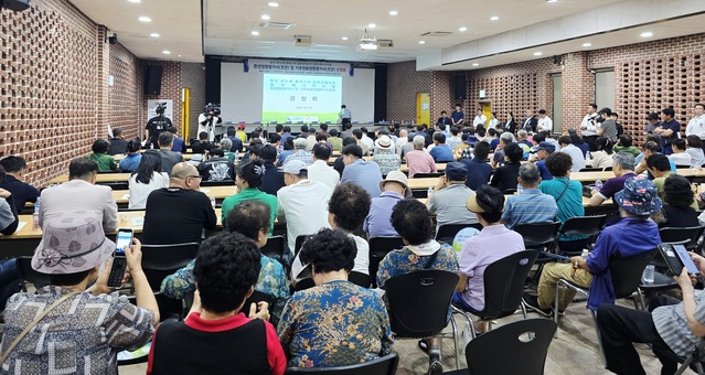 ▲ 지난 2일 오후 경기도 용인시 처인구 양지면 용인청소년수련원에서 ‘반도체 클러스터 일반산업단지 집단에너지사업 환경영향평가서 초안 및 기후변화영향평가서 초안 공청회가 진행되고 있다. ⓒ한국중부발전