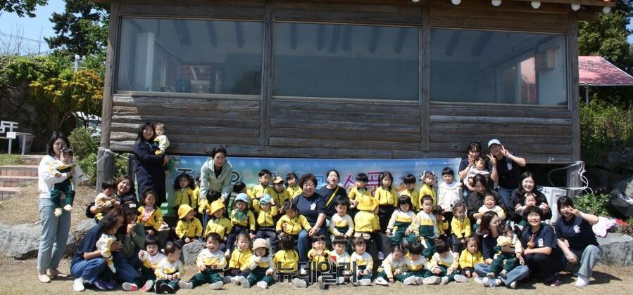 ▲ 최윤정 꿈나무어린이집 원장과 보육교사들이 원생들과 소풍 기념사진을 찍고 있다.ⓒ뉴데일리