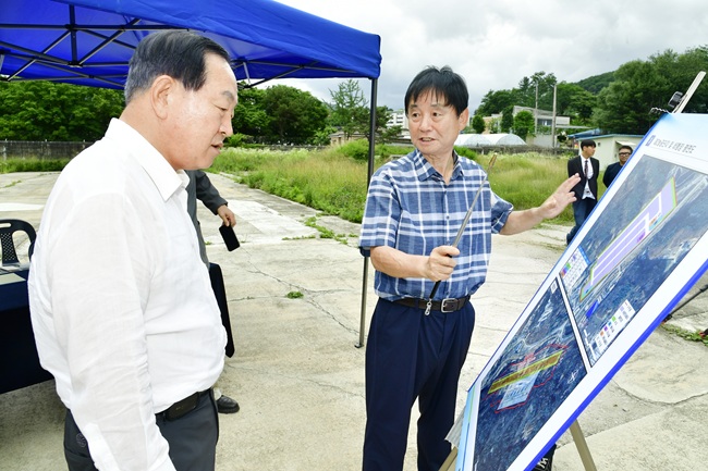 ▲ 한기호 국회의원이 지난 2일 농공단지 조성이 추진되고 있는 화천군 사내면 사창리 군비행장 부지를 방문해 최문순 화천군수로부터 사업 진행 상황을 듣고 있다.ⓒ화천군