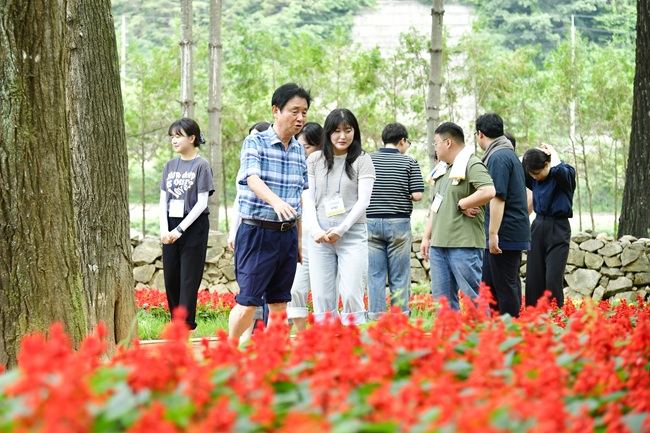 ▲ 화천군이 3일 화처읍 붕어섬 황톳길에서 최문순 군수와 MZ세대 공무원들이 참여한 '맨발걷기 간담회'를 개최했다. 이날 맨발걷기 간담회에서는 '청렴다짐' 대회도 함께 진행됐다. ⓒ화천군