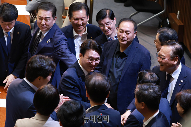 ▲ 김민석 국무총리 후보자가 3일 오후 국회에서 열린 본회의에서 자신의 임명동의안이 가결된 후 의원들에게 축하를 받고 있다. ⓒ이종현 기자