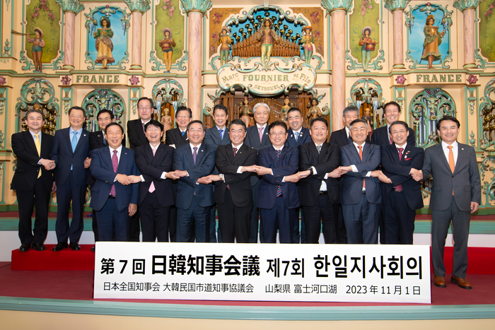 ▲ 유정복(앞줄 왼쪽 세번째)인천시장이 지난 2023년 11월 일본에서 열린 제7회 한·일지사회의에서 참석자들과 기념 촬영을 하고 있다. ⓒ인천시 제공