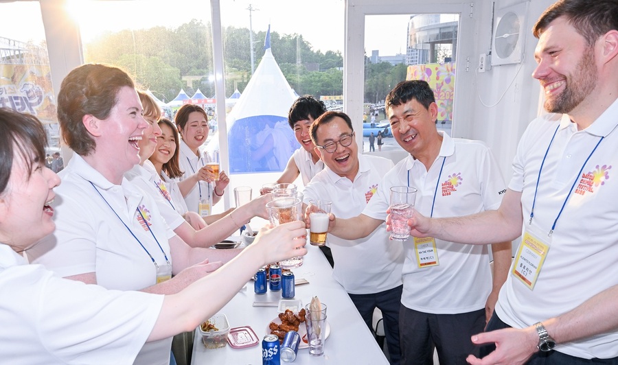 ▲ 이번에 대구를 찾은 연수생들은 중국을 비롯해 필리핀, 독일, 몽골 등 다양한 국적의 외국지방정부 공무원들로, 대구시는 이들을 위해 치맥페스티벌을 비롯해 간송미술관 관람, 한방의료체험타운 방문 등 다양한 프로그램을 마련했다.ⓒ대구시