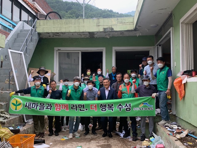 ▲ 대구 수성구(구청장 김대권)는 수성구새마을협의회(회장 김연오)와 함께 지난 17일, 18일, 24일 3일간 파동 지역에 거주하는 저장 강박 가구를 대상으로 대규모 주거 환경 개선 작업을 실시해 약 80톤에 달하는 생활 쓰레기와 폐기물을 수거했다.ⓒ수성구