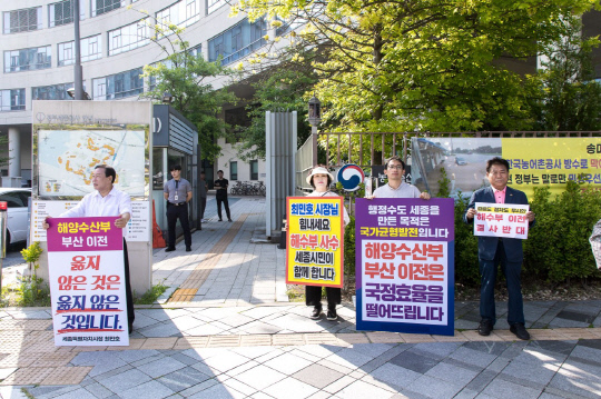 ▲ 이재명 대통령 공약으로 새정부가 추진하는 ‘해양수산부 부산 이전’에 충청권 반발이 확산하고 있다. 최민호 세종시장은 충청지역 자치단체장 중 처음으로 1인 시위에 나섰고, 국힘은 장외투쟁까지 선포했다. 최민호 세종시장은 3일 정부세종청사 해양수산부 정문 앞에서 이틀째 1인 시위를 이어갔으며, 시민 100여 명도 “해수부 부산 이전 결사반대, 세종시 완성 공약지켜라”고 주장하며 시위를 했다.ⓒ세종시