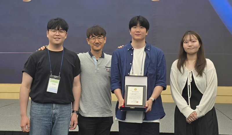 ▲ 제주도 국제컨벤션에서 열린 한국정보과학회 주관 ‘한국컴퓨터종합학술대회(KCC 2025)’에서 우수논문상을 수상한 한기대 컴퓨터공학부 김상연 교수 연구팀.(왼쪽부터 이석한 박사과정생, 김상연 교수, 윤홍민·이승현 석사과정생)ⓒ한기대