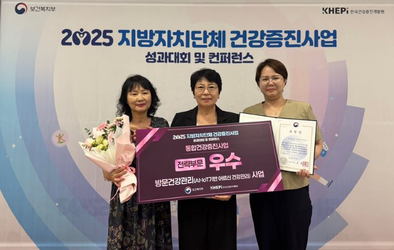 ▲ ‘건강증진사업’ 보건복지부 장관상을 수상한 아산시보건소 관계자들이 기념촬영을 하고 있다.ⓒ아산시