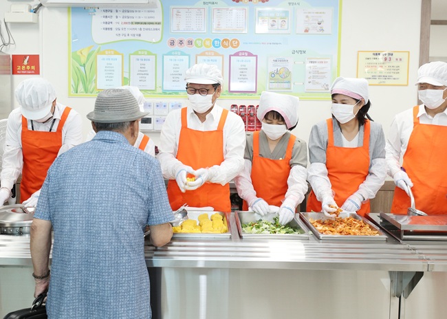 ▲ 김홍규 강릉시장은 4일 강릉노인종합복지관에서 배식 봉사를 했다.ⓒ강릉시