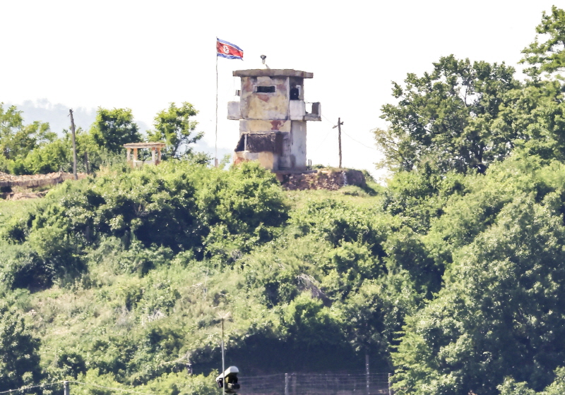▲ 군 당국이 9·19 남북군사합의 전부 효력정지를 선언하며, 북한이 추가 도발을 감행할 경우 단호히 응징하겠다는 입장을 밝힌 지난 2024년 6월 4일 경기 파주시 접경지역에서 보이는 북한군 초소의 모습. ⓒ뉴시스
